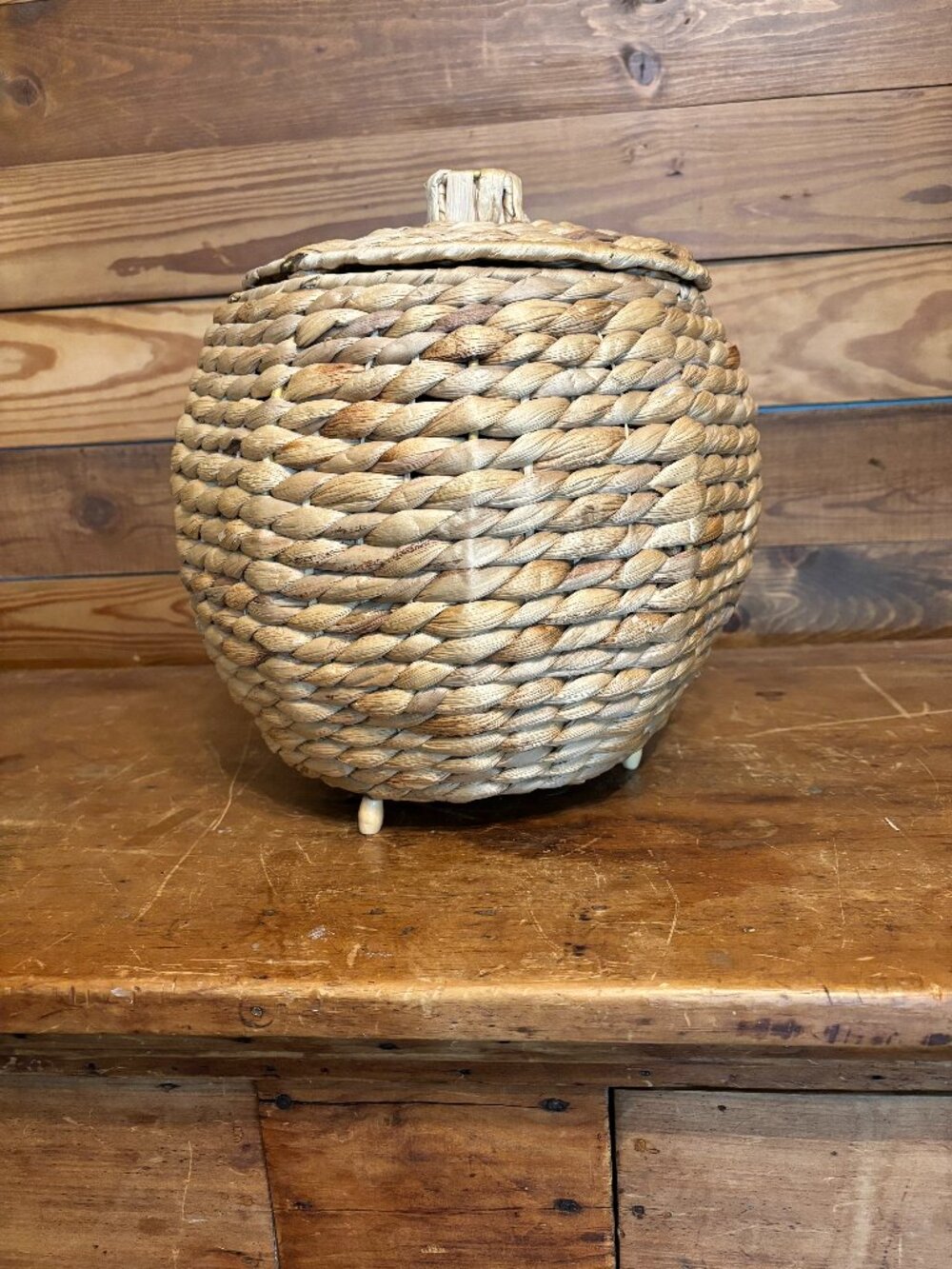 Round Wicker Basket w/Legs & Lid